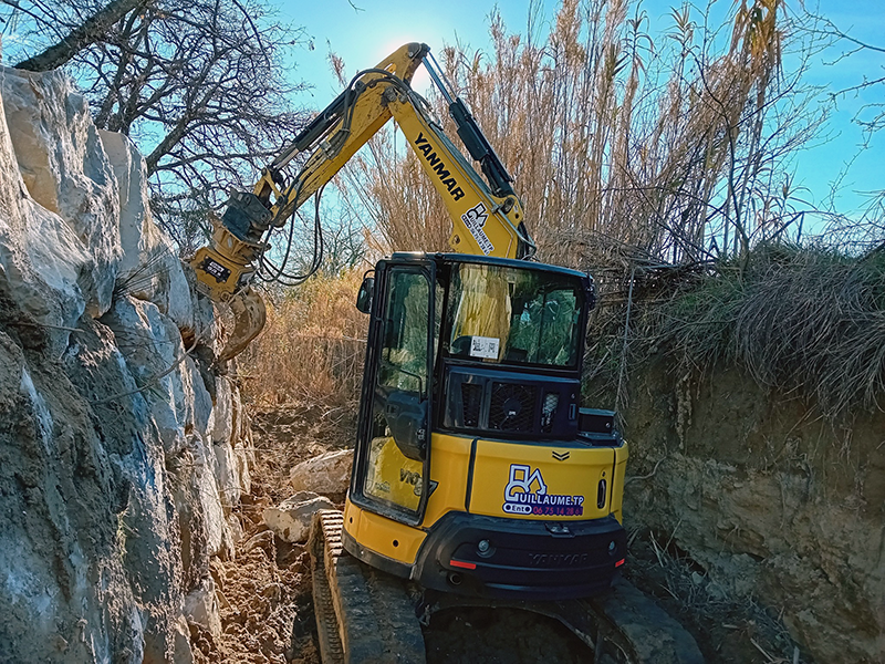 Enrochement et aménagement paysager dans un espace étroit avec la minipelle Yanmar VIO 57 réalisé GUILLAUME TP Vaison la Romaine