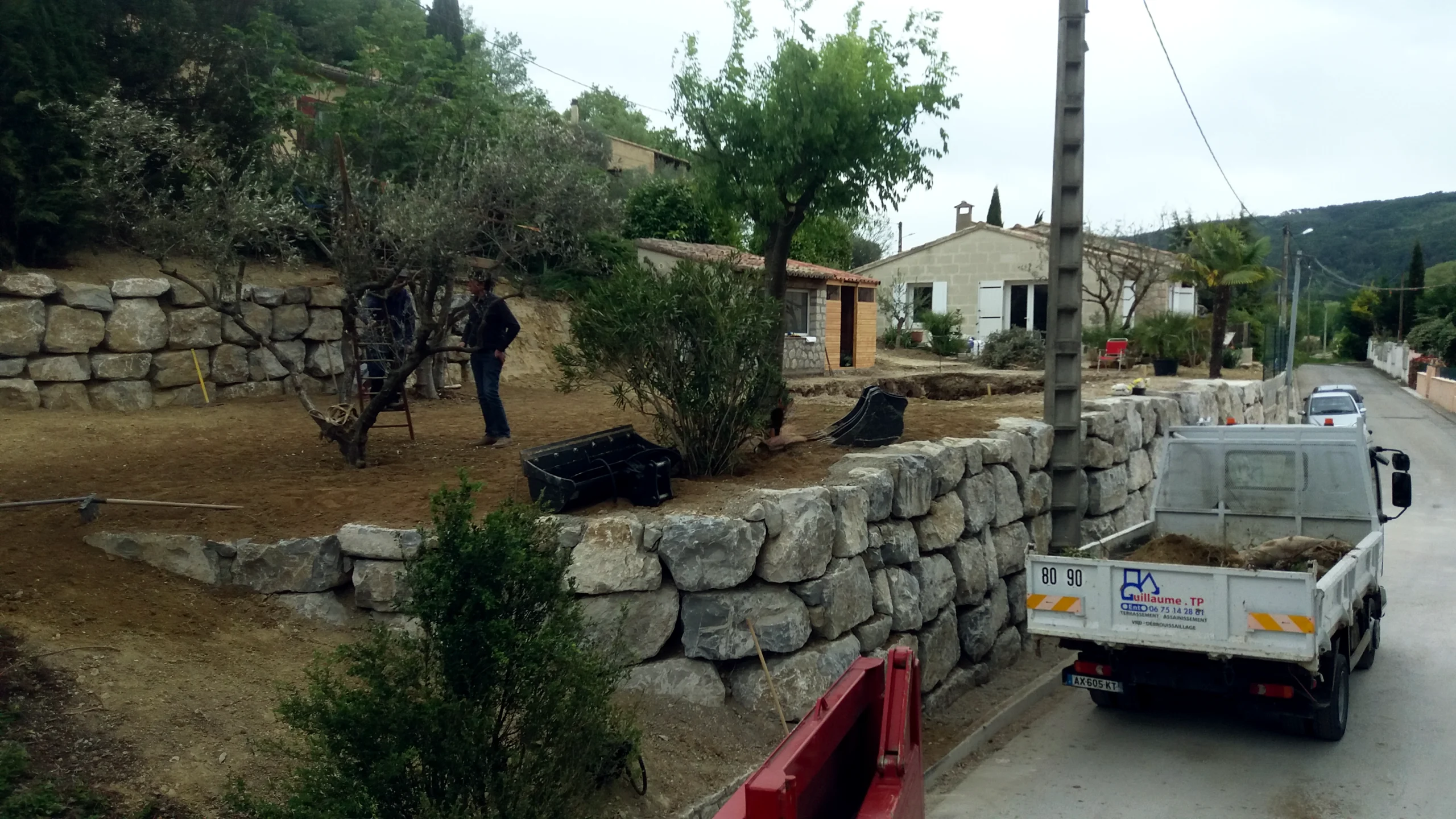 Enrochement GUILLAUME TP donnant sur petite voirie.