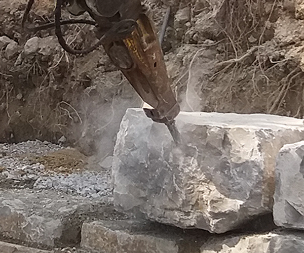 Enrochement et aménagement paysager Gros plan sur Embout marteau piqueur roche pour enrochement - GUILLAUME TP Vaison la Romaine