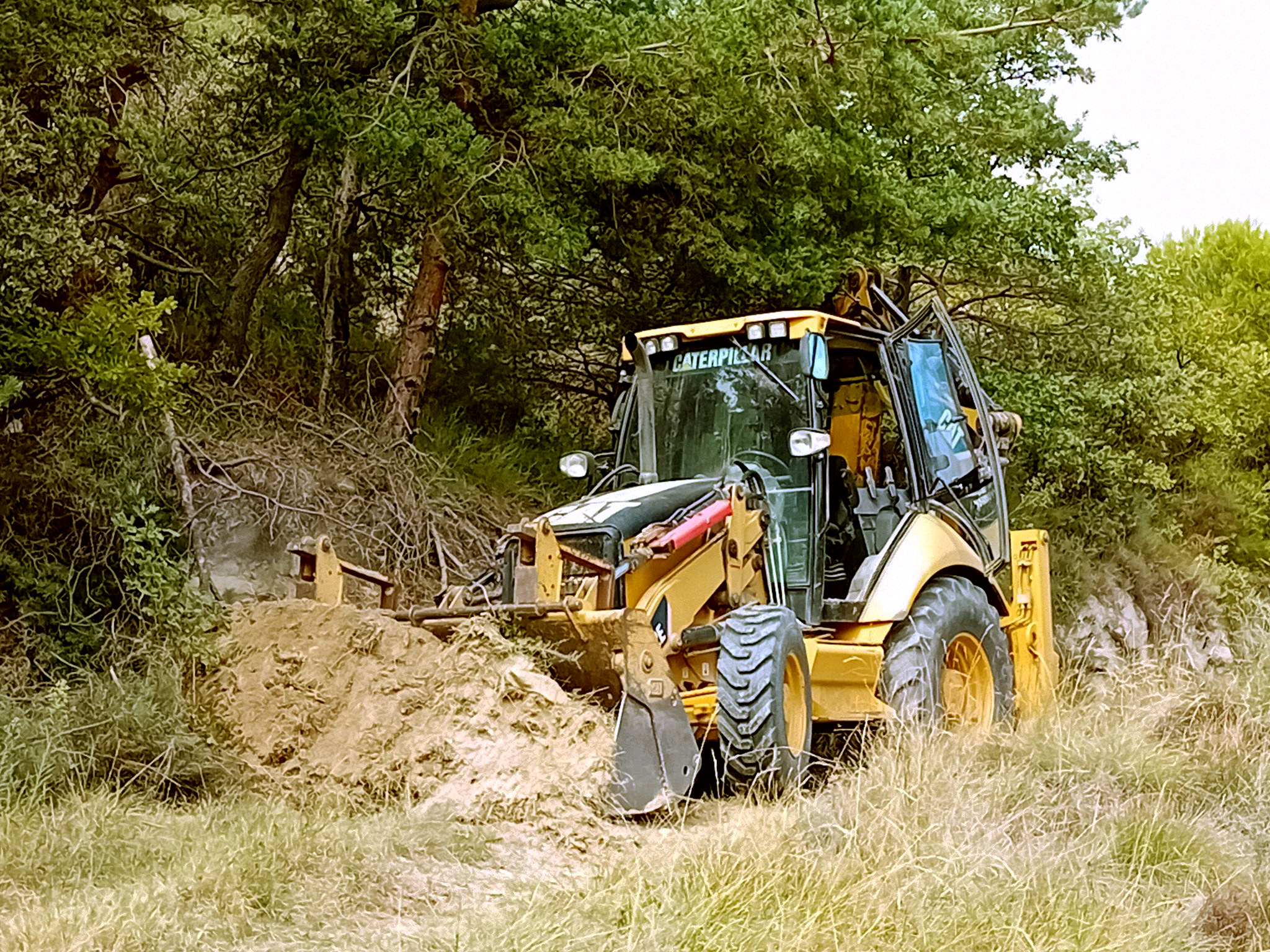 Terrassement, Enrochement, Aménagement paysager, Assainissement VDR, Démolition, Débroussaillage - Tractopelle CATERPILLAR 432E pour un terrassement efficace. GUILLAUME TP à Vaison-la-Romaine.