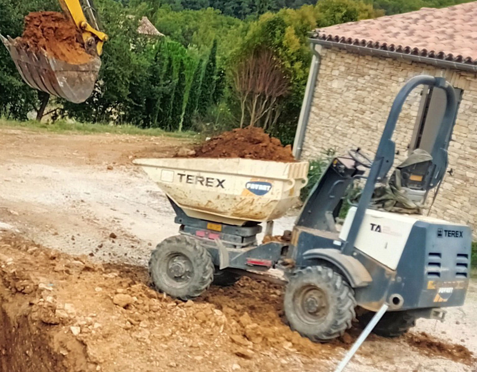 Terrassement, Enrochement, Aménagement paysager, Assainissement VDR, Démolition, Débroussaillage - Terrassement avec la Chargeuse TEREX TL80 - GUILLAUME TP Vaison-la-Romaine