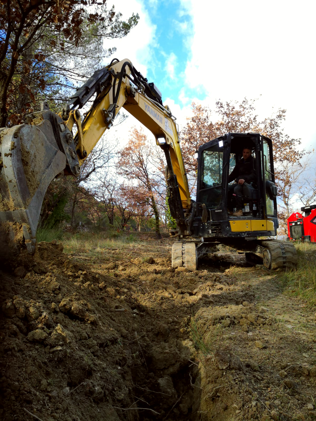 Équipement - Minipelle Yanmar réalise une tranchée, Terrassement, Assainissement, Enrochement, VRD, GUILLAUME TP de Vaison-la-Romaine