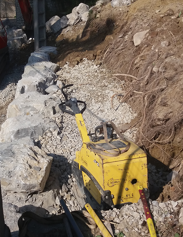 Équipement - Plaque vibrante BOMAG pour terrassement, enrochement, aménagement paysager  - Machine outil GUILLAUME TP Vaison la Romaine