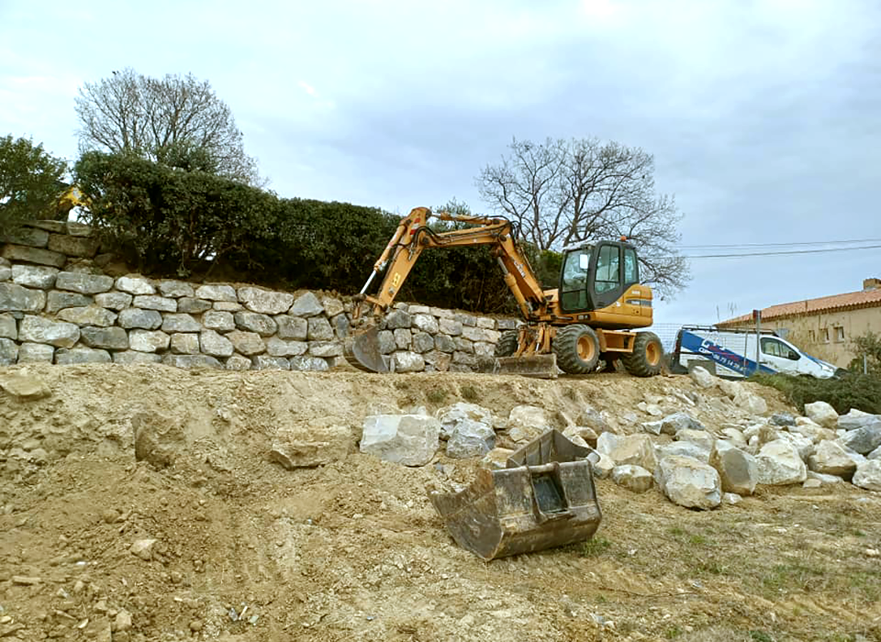 Enrochement et aménagement paysager réalisé par GUILLAUME TP votre terrassier de Vaison la Romaine et alentours