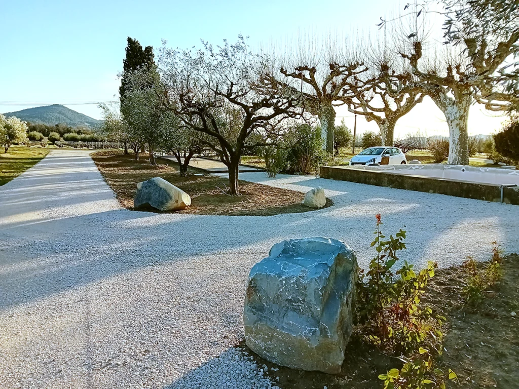 Travaux d'aménagement paysager terminés. Aménagement paysager avec plantation d'Oliviers, terrassement et gravillonnage d'une allée et création d'une piste de jeux de pétanque - Réalisation GULLAUME TP de Vaison-la-Romaine