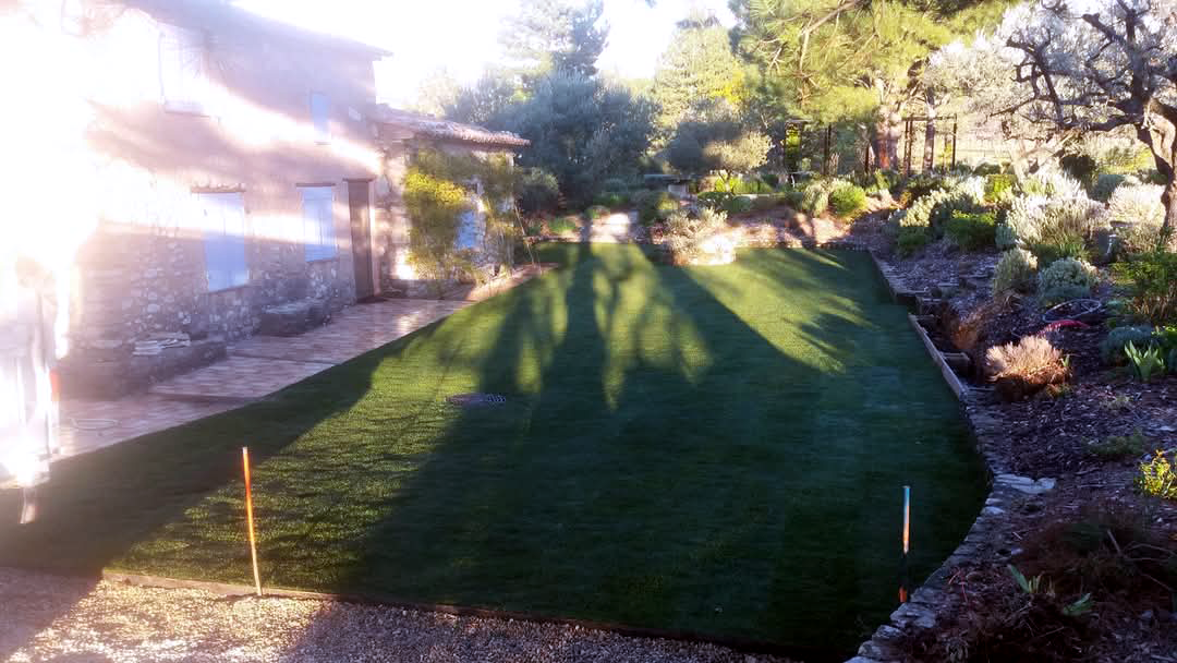 Réalisations : Terrassement pour intégration système assainissement et pose de gazon - GUILLAUME TP Vaison-La-Romaine