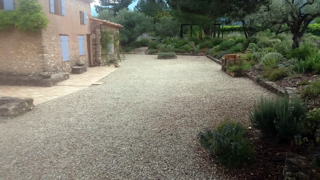 Avant Réalisations de travaux de Terrassement pour intégration système assainissement et pose de gazon - GUILLAUME TP Vaison-La-Romaine