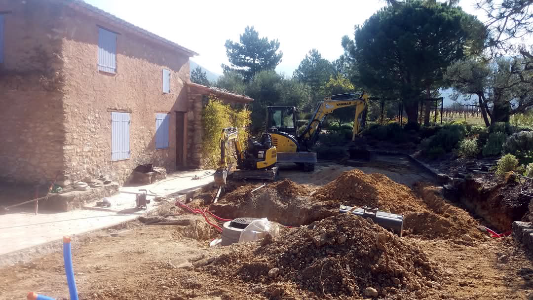 Réalisations d'un assainissement. Terrassement pour intégration du système d'assainissement