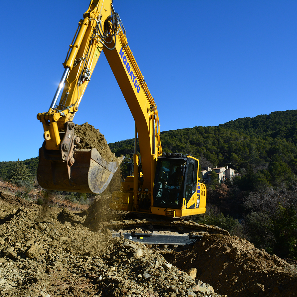 GrossepelleVignetteTerrassement BULL jaune pousse la terre pour travaux agricoles sur terres viticoles. Terrassement, Enrochement, Travaux agricoles, démolition, Assainissement, aménagement paysager. Travaux agricoles réalisés par GUILLAUME T Vaison-La-Romaine