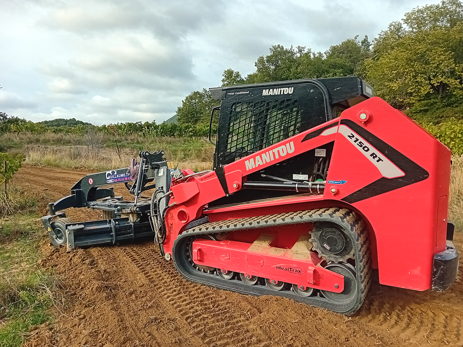 Manitou engin de GUILLAUME TP termine le débroussaillage mécanique
