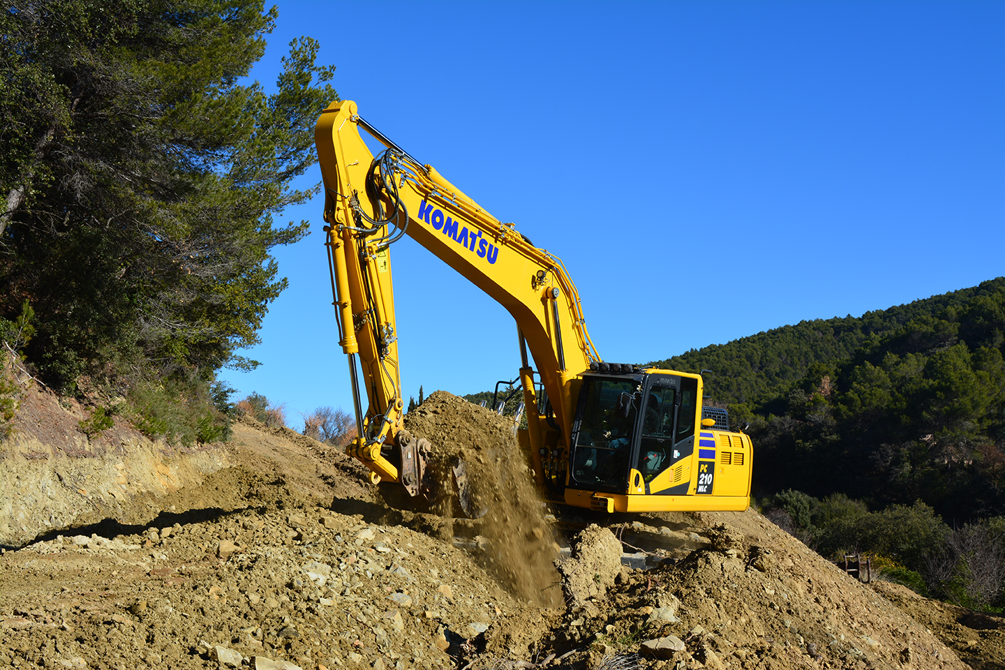 Pelle 23 tonnes - Terrassement après arrachage de vigne. Terrassement, Enrochement, Assainissement, Aménagement paysager, Démolition, Débroussaillage, Travaux agricoles GUILLAUME TP