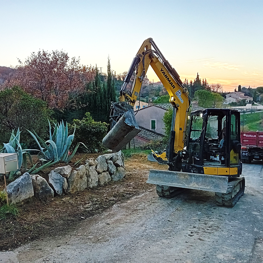 amenagementpaysager1Vignette Aménagement paysager en cours de réalisation par GUILLAUME TP - Vaison-la-Romaine