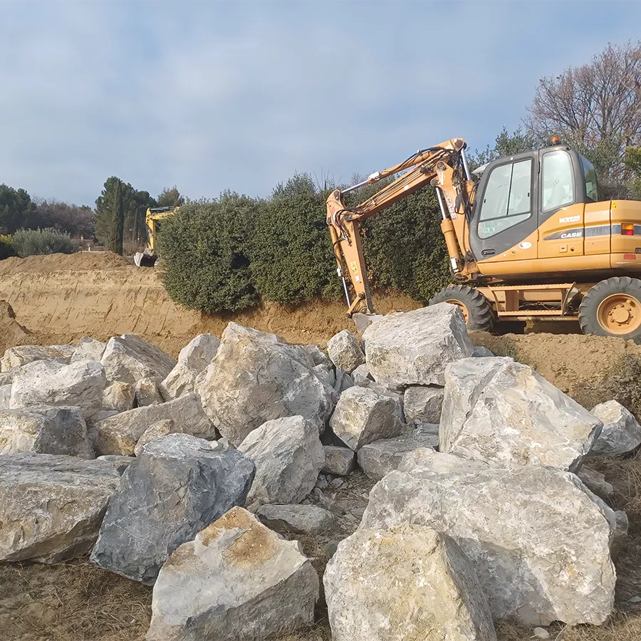 BULL jaune pousse la terre pour travaux agricoles sur terres viticoles. Terrassement, Enrochement, Travaux agricoles, démolition, Assainissement, aménagement paysager. Travaux agricoles réalisés par GUILLAUME T Vaison-La-Romaine