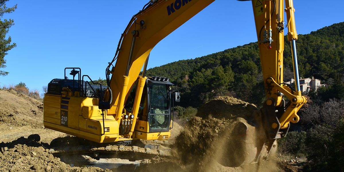 Grosse pelle en train de transporter de la terre dans son godet, pour la page à propos de GUILLAUME TP Vaison-la-Romaine
