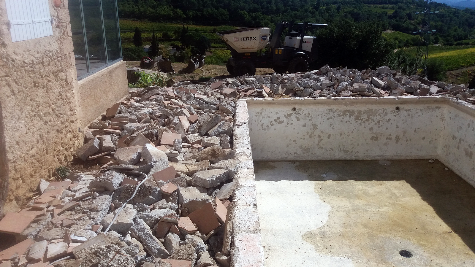 Démolition terrasse autour d'une piscine - GUILLAUME TP