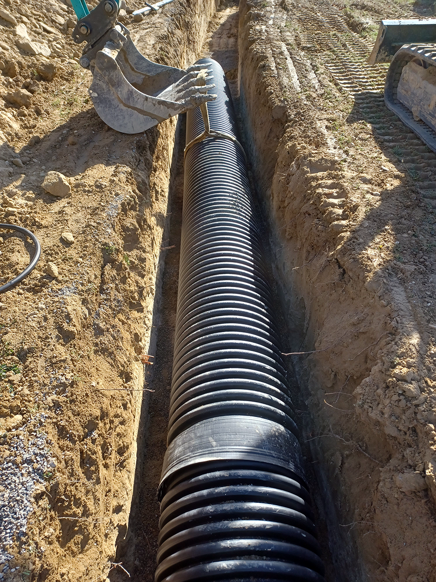 Gros tuyau d'évacuation des eaux pluviales dans tranchée GUILLAUME TP
