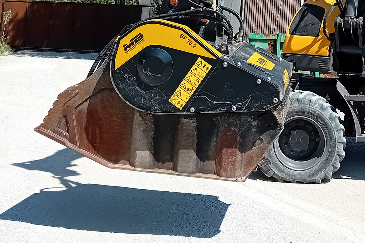 Godet concasseur utilisé pour concasser les matériaux issus des démolition pour en faire du gravier - GUILLAUME TP