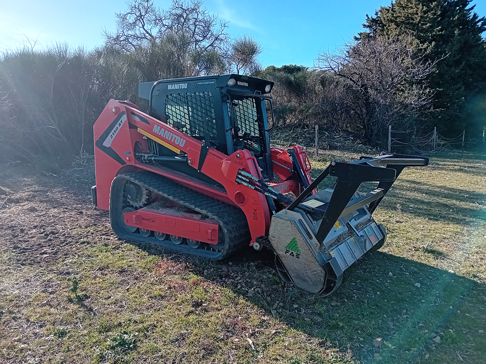 Engin Manitou équipé pour le débroussaillage réalisé par GUILLAUME TP