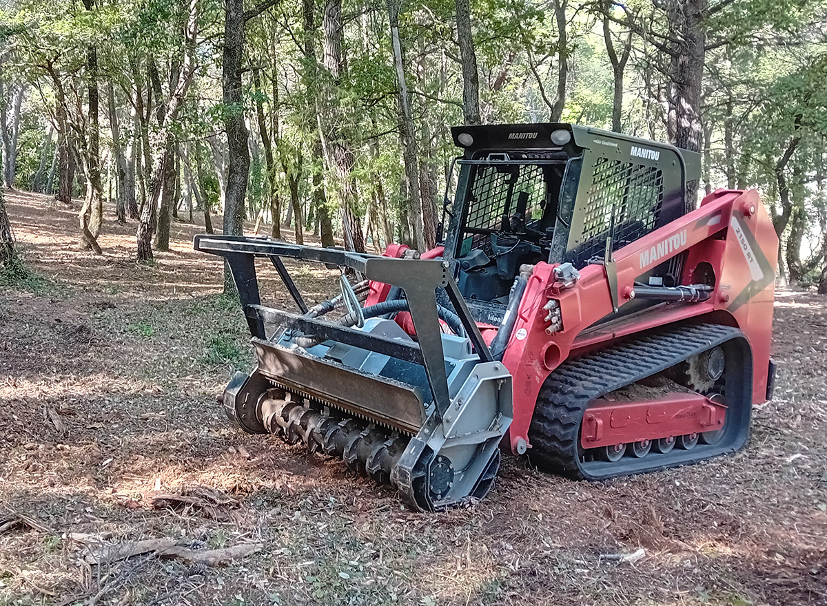 Mini chargeur équipé de l'outil débroussailleuse. GUILLAUME TP