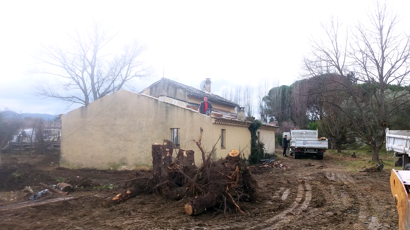 Démolition d'une partie de maison étape 1 retrait des tuiles - GUILLAUME TP