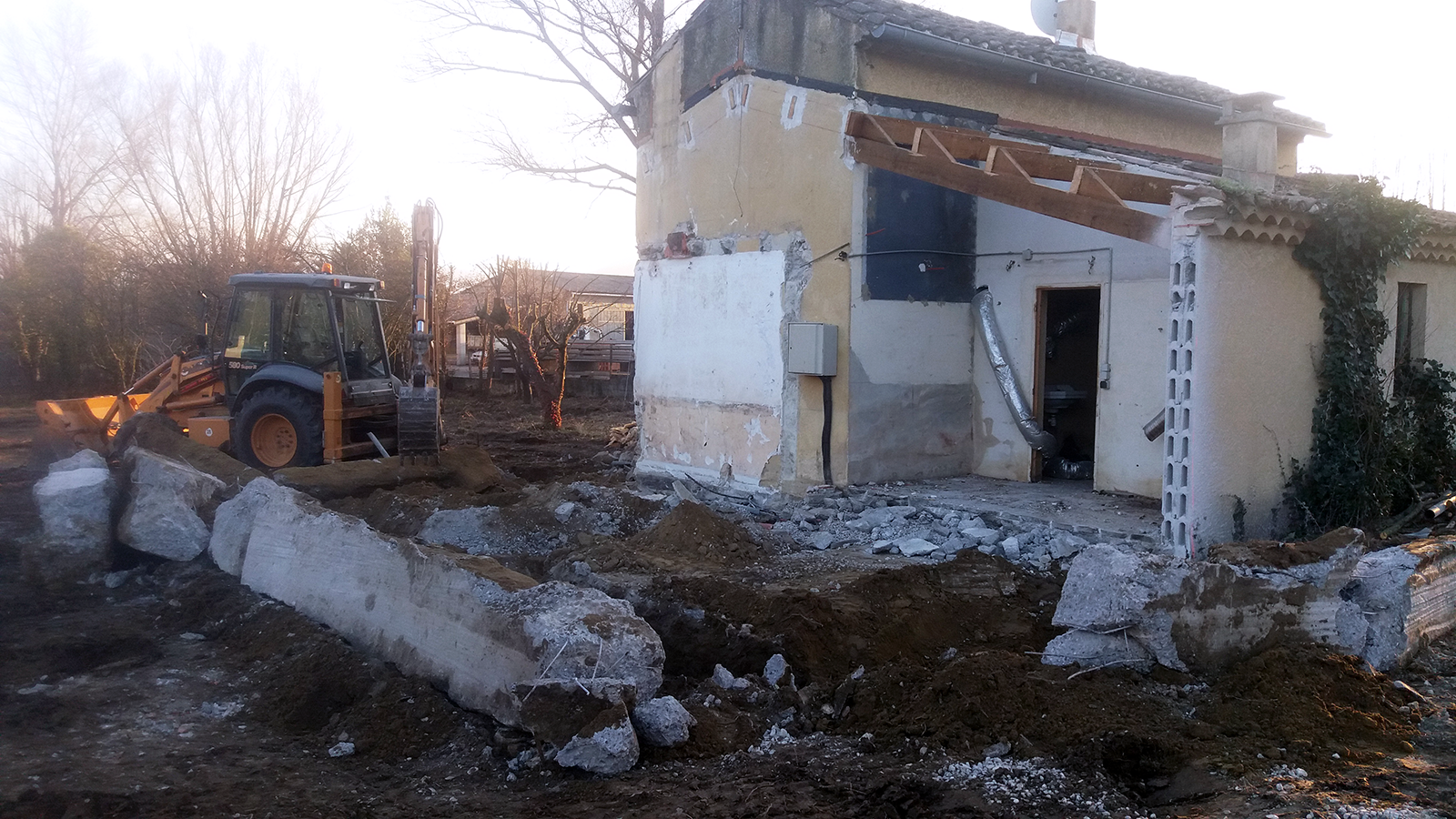 Démolition d'une partie de maison étape 1 retrait des tuiles - GUILLAUME TP