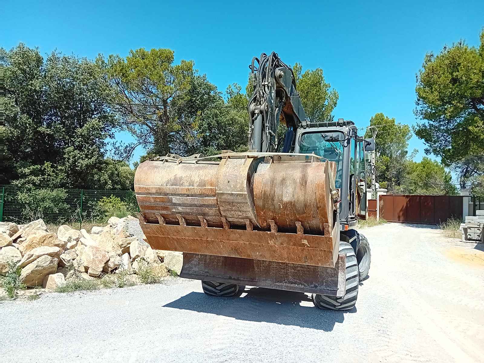 Tractopelle transporte différents godets - GUILLAUME TP - Vaison-la-Romaine