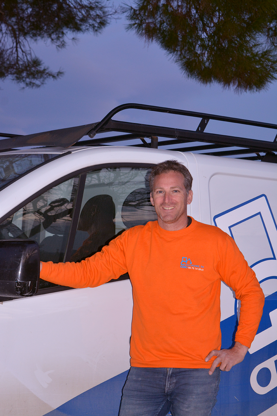 Yohan GUILLAUME, chef d'entreprise GUILLAUME TP expert en terrassement, enrochement, assainissement, démolition, débroussaillage, VRD et travaux agricoles.